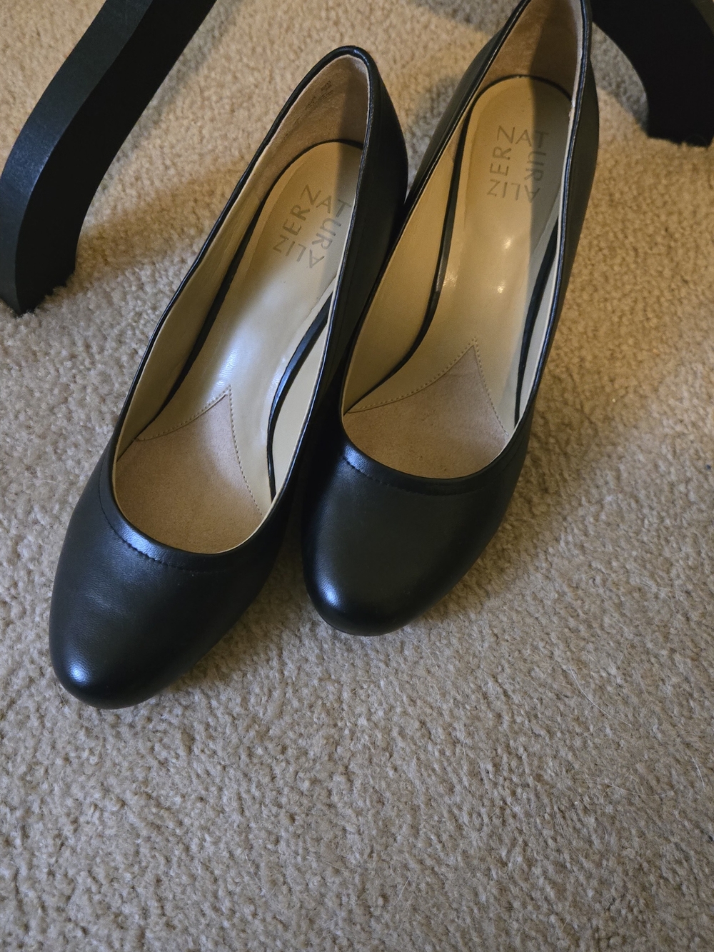 Naturalizer Black Leather Women's Classic Round-Toe Pumps